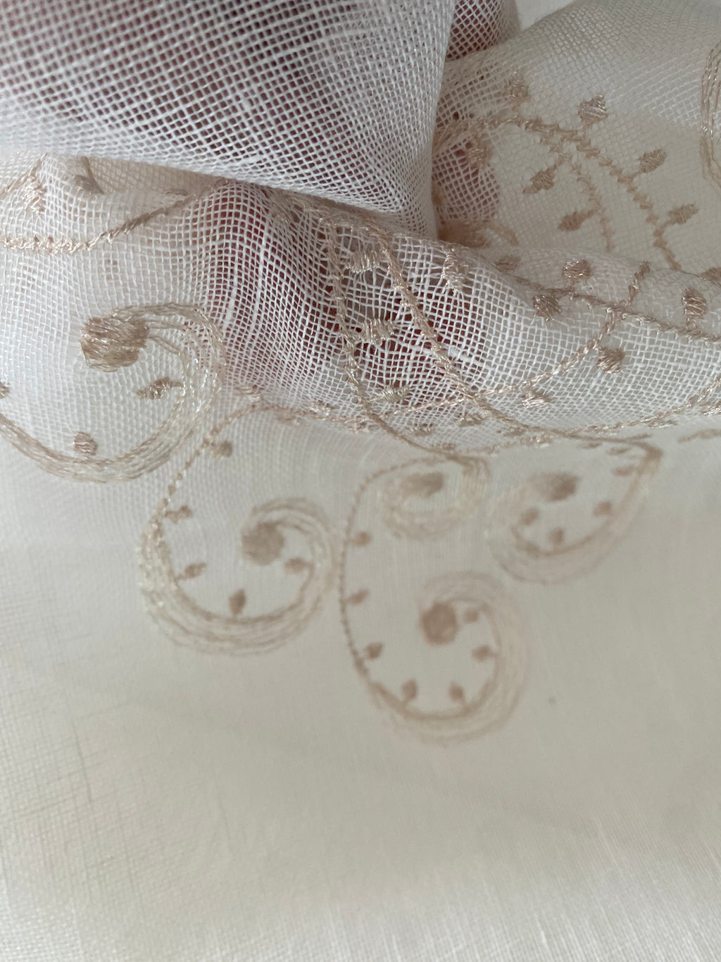 226LC. Embroidered linen. 95g/m2.