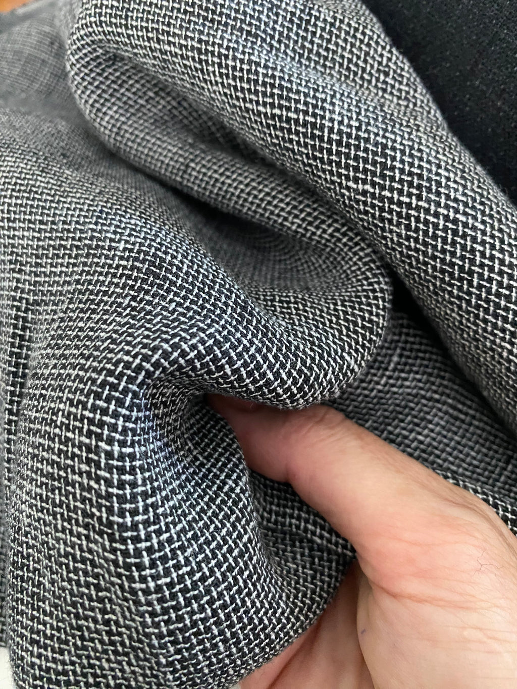 281L. Linen tweed. 260g/m2. 2.2m coupon.