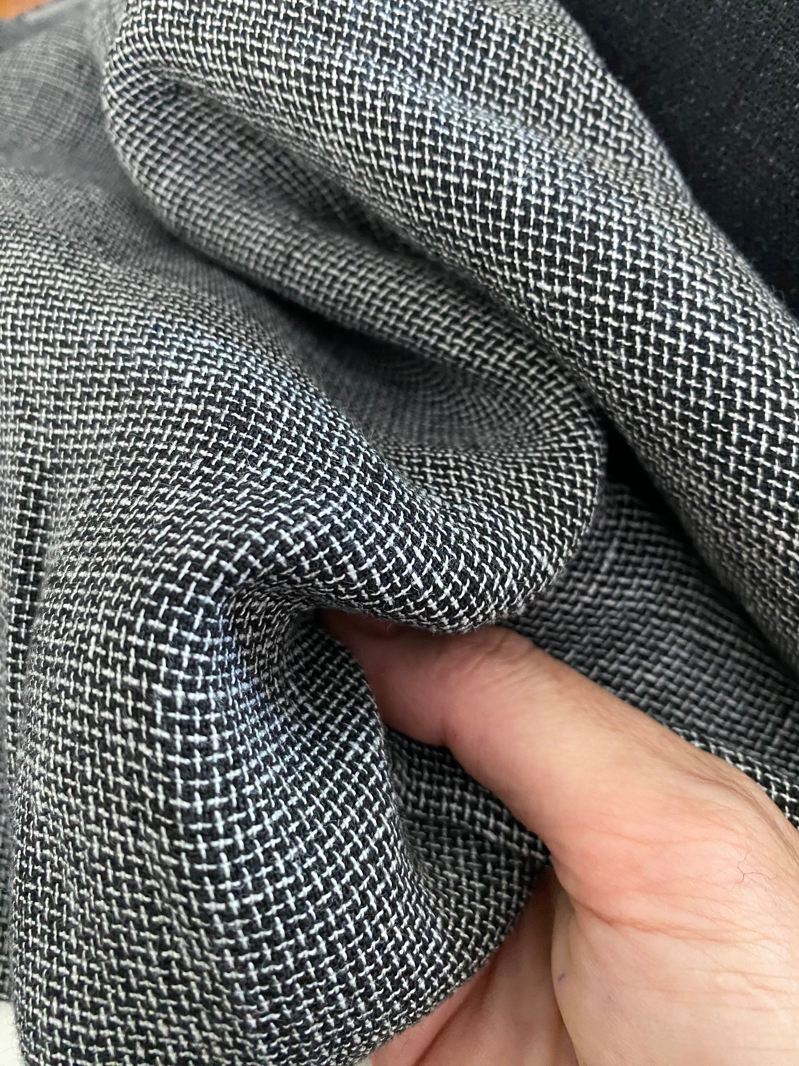 281L. Linen tweed. 260g/m2. 2.2m coupon.