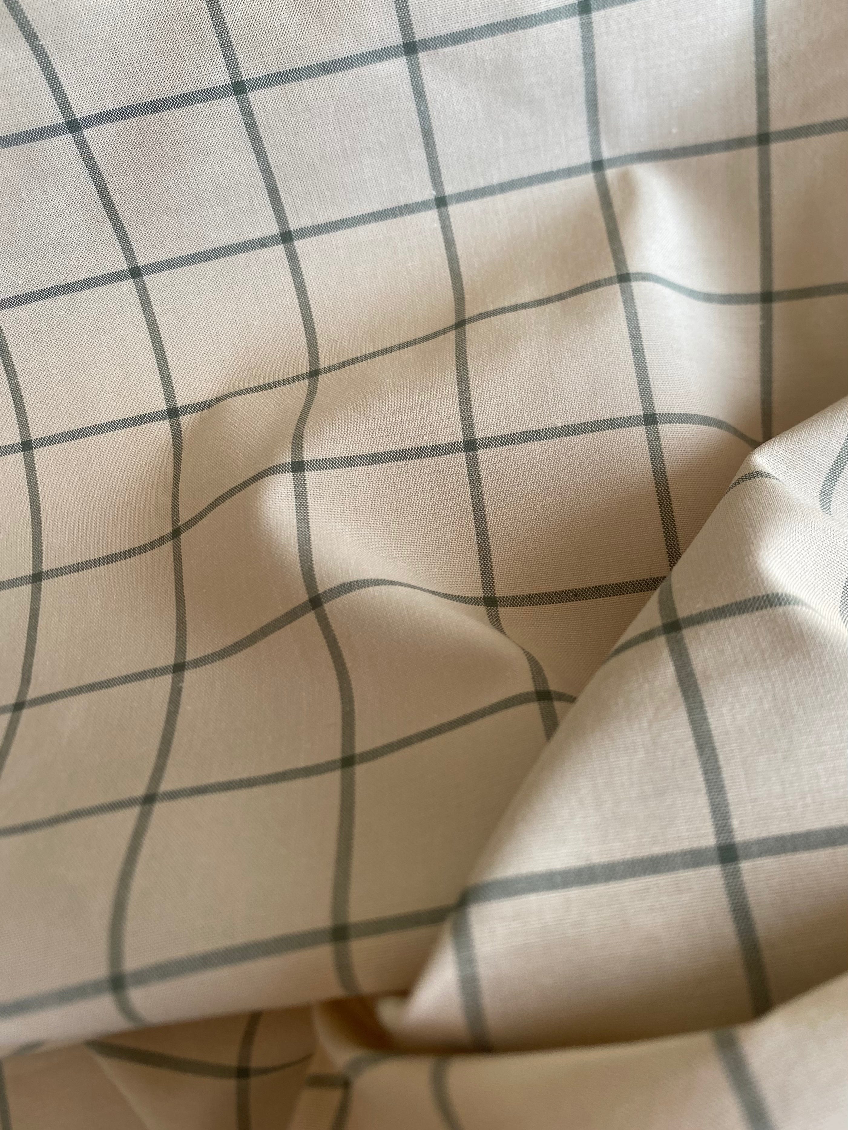 053C. Cotton. 130g/m2. 2.05m + 0.55m coupons.