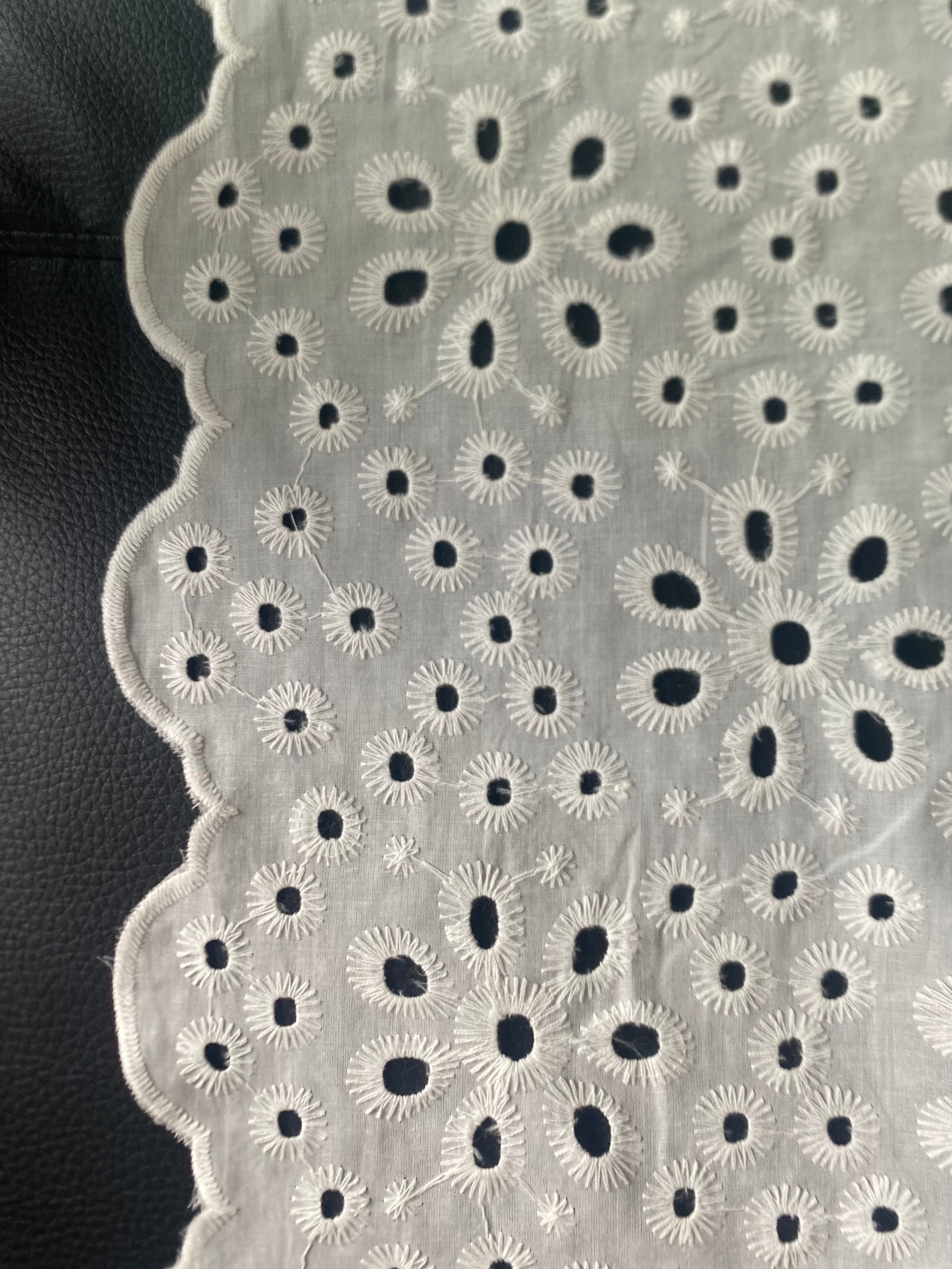 055CE. Broderie Anglaise. 115g/m2.