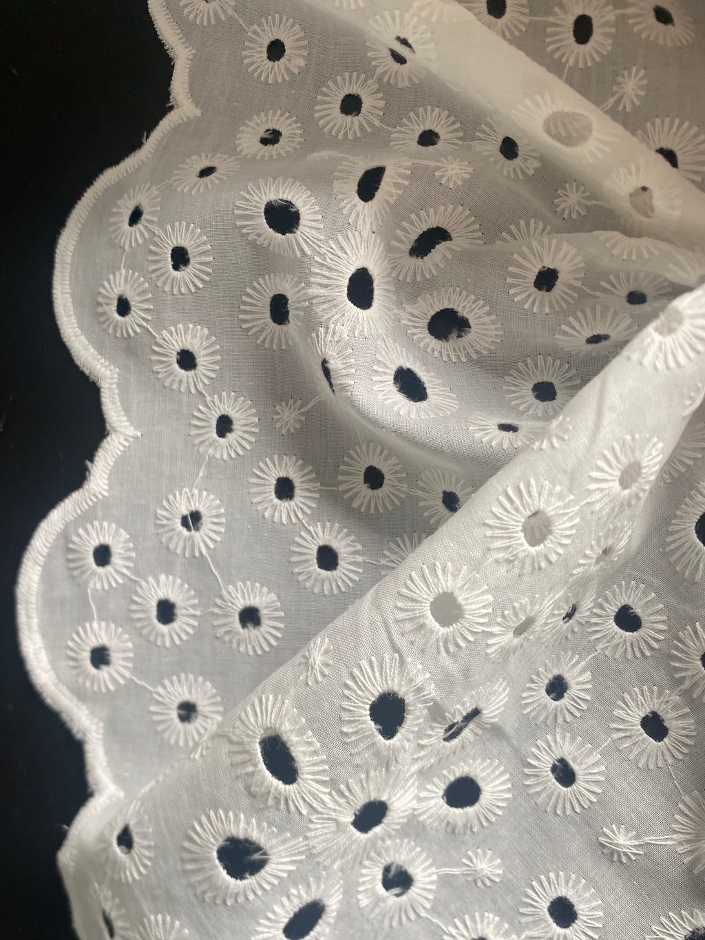 055CE. Broderie Anglaise. 115g/m2.