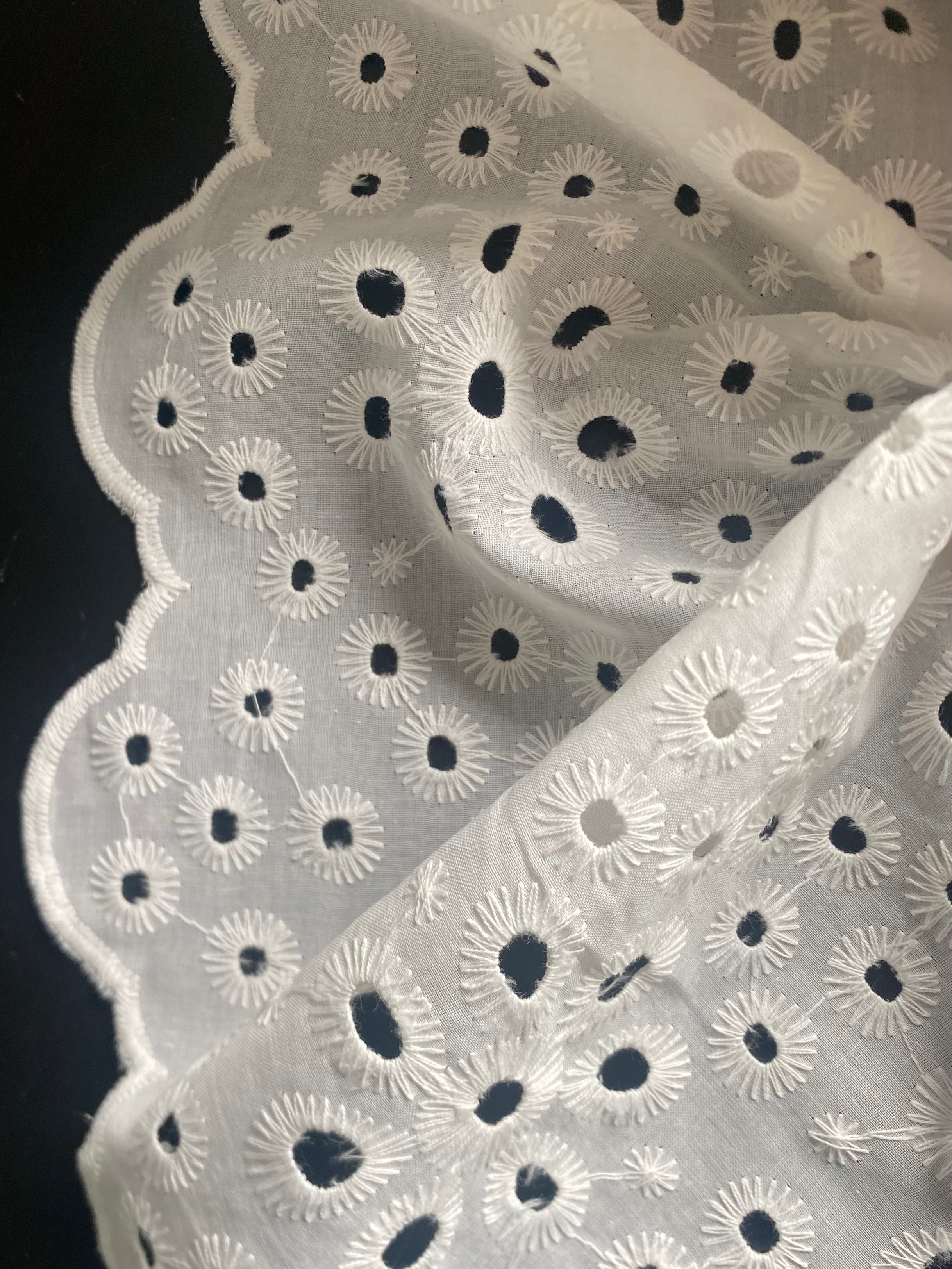 055CE. Broderie Anglaise. 115g/m2.