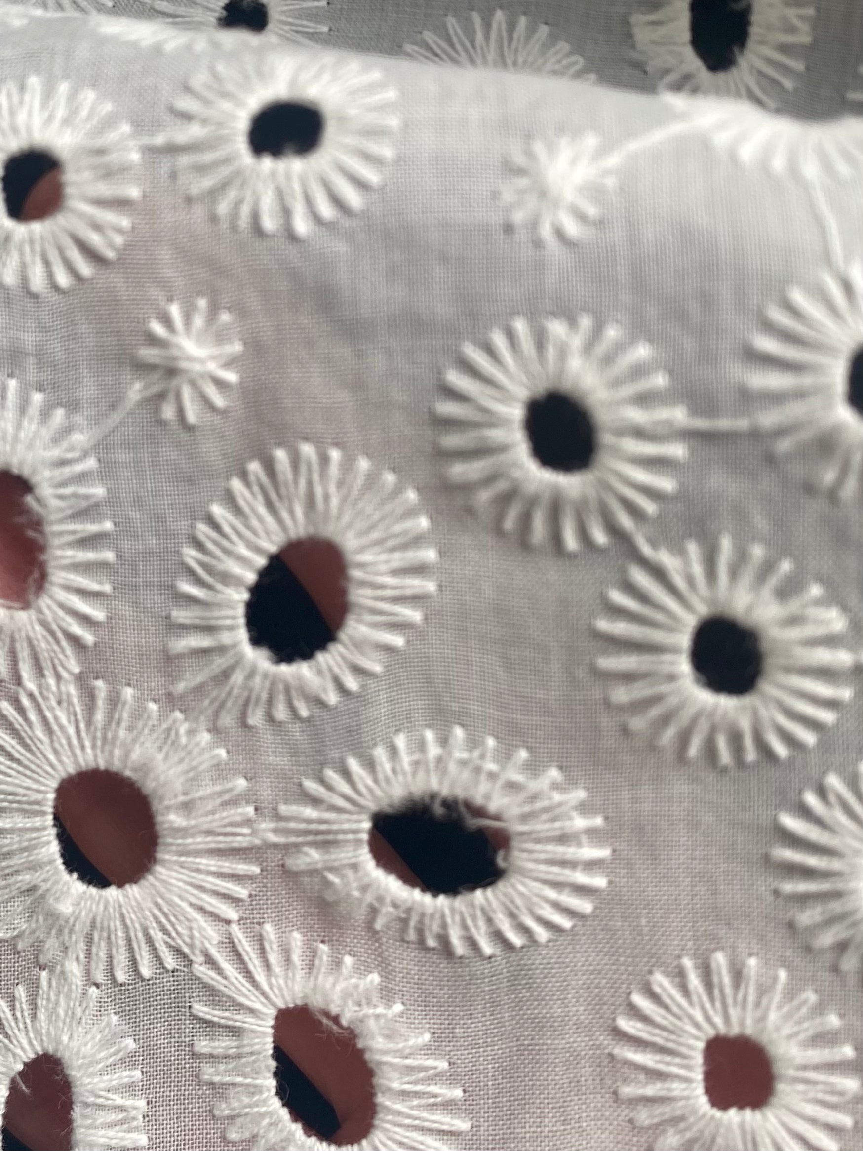 055CE. Broderie Anglaise. 115g/m2.