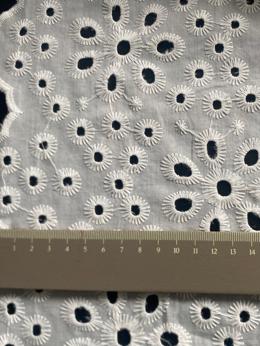 055CE. Broderie Anglaise. 115g/m2.