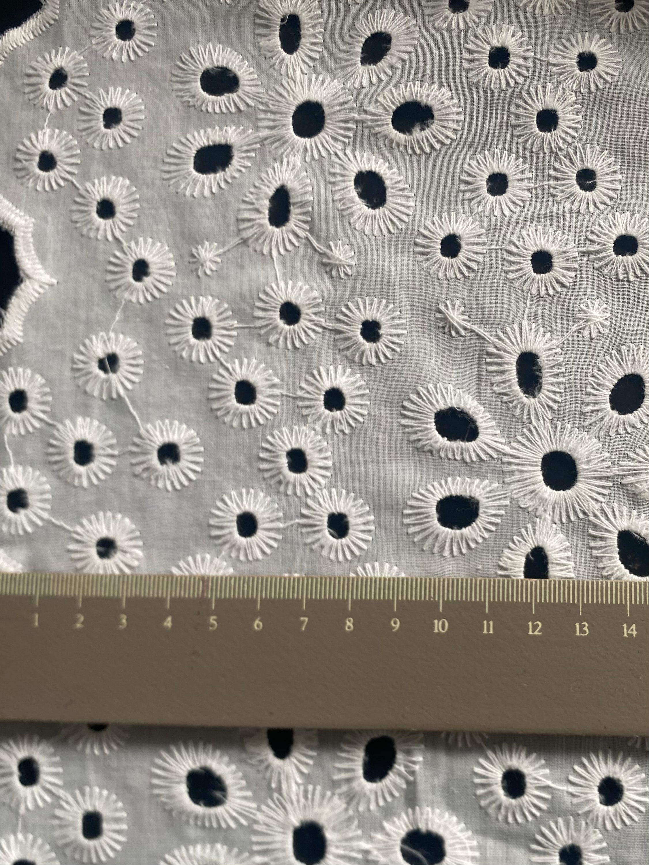 055CE. Broderie Anglaise. 115g/m2.