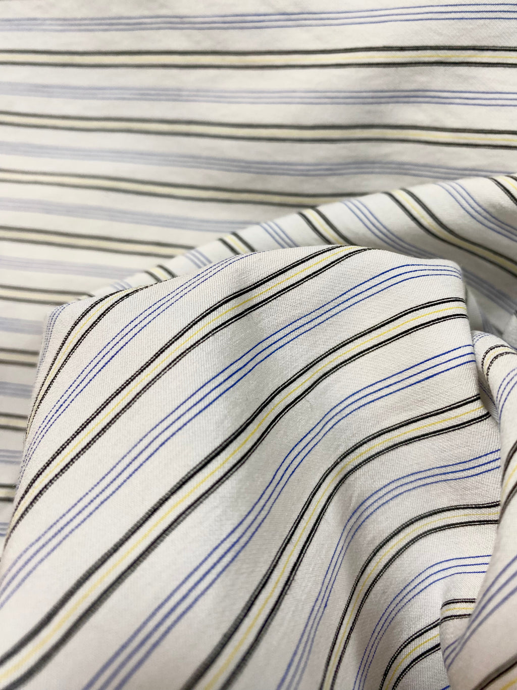 346P. Light viscose blend. 125g/m2. 2.95m coupon.