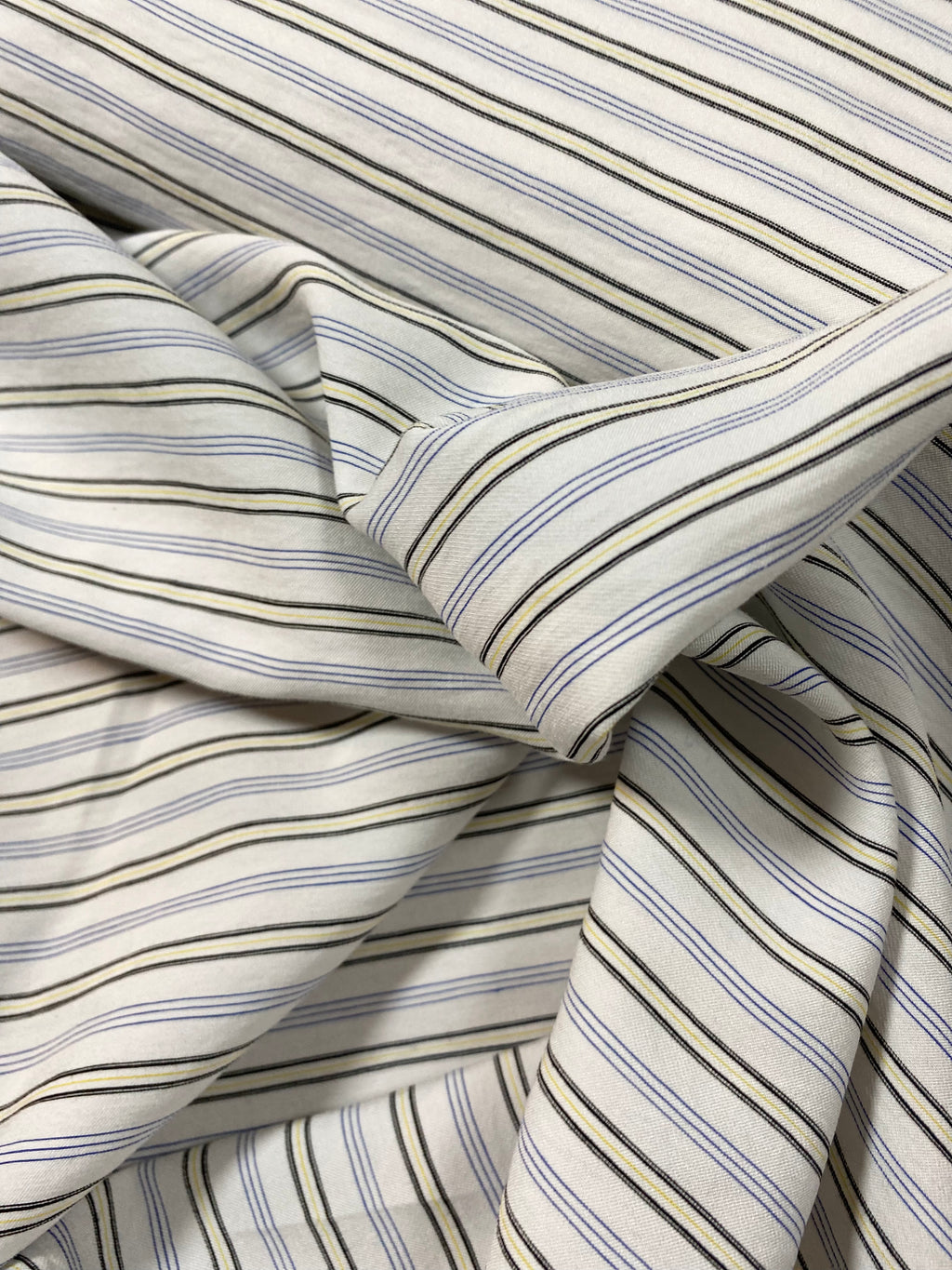346P. Light viscose blend. 125g/m2. 2.95m coupon.