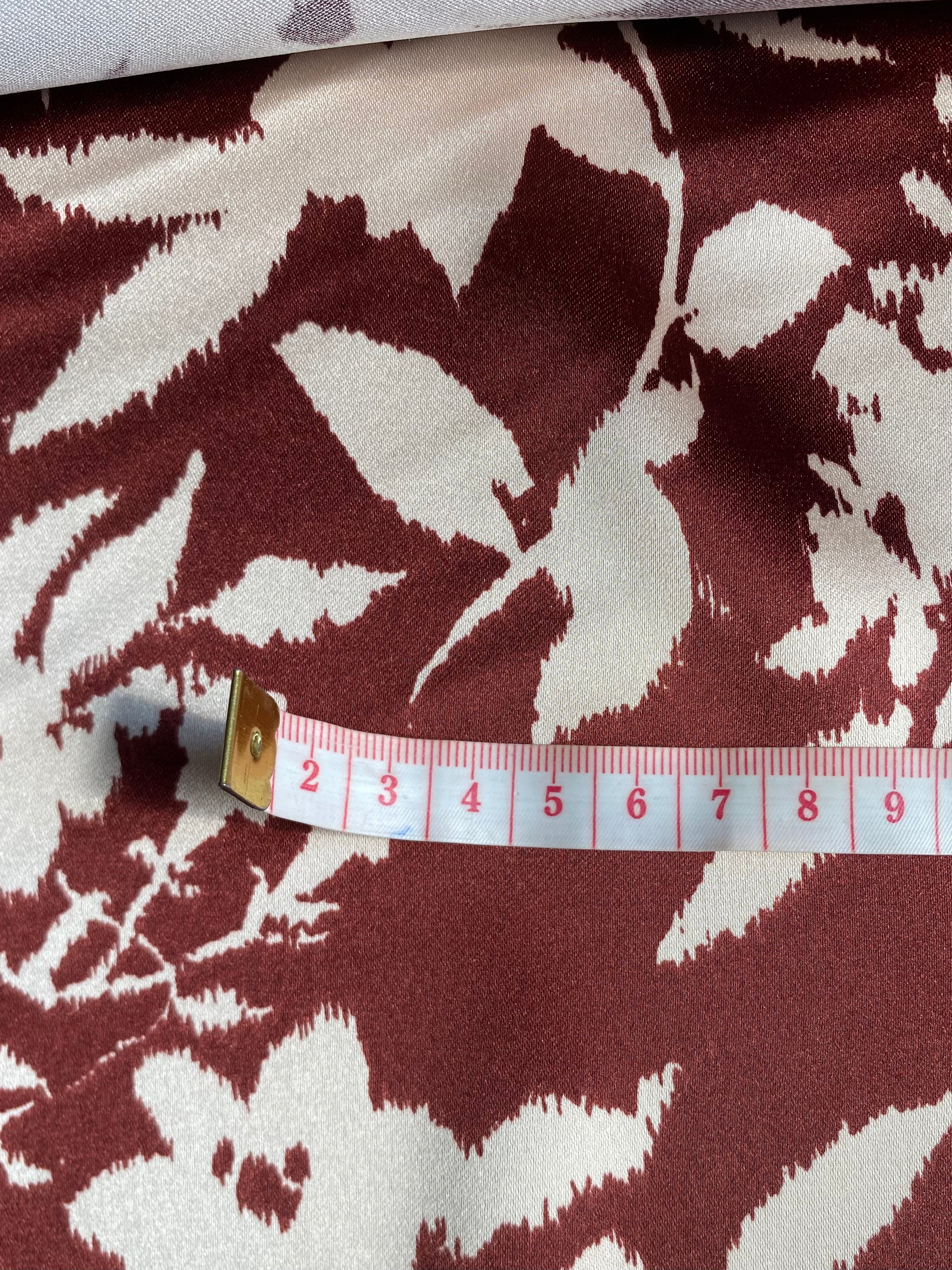 147VP. Satin with floral pattern. 140g/m2.