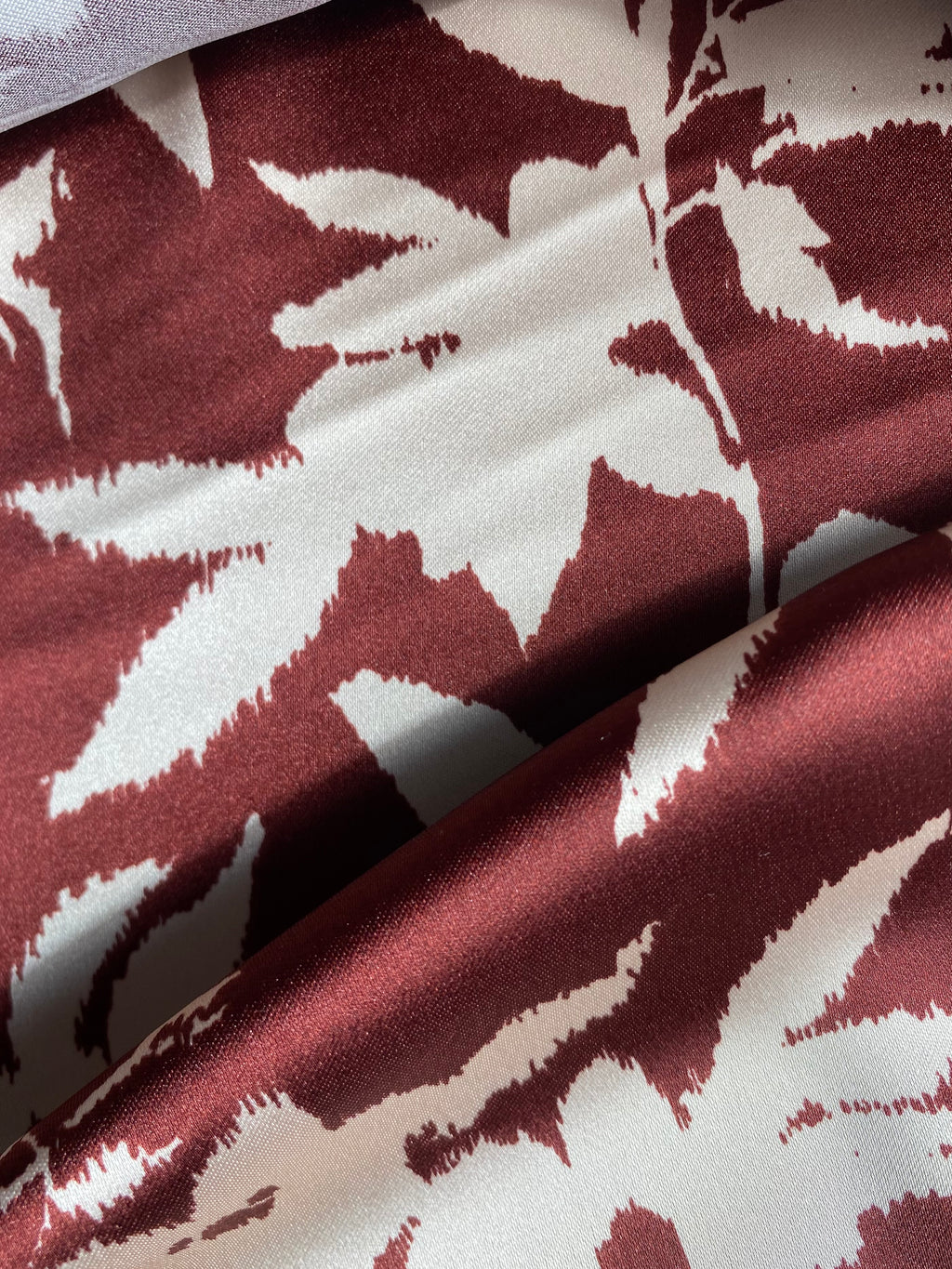 147VP. Satin with floral pattern. 140g/m2.