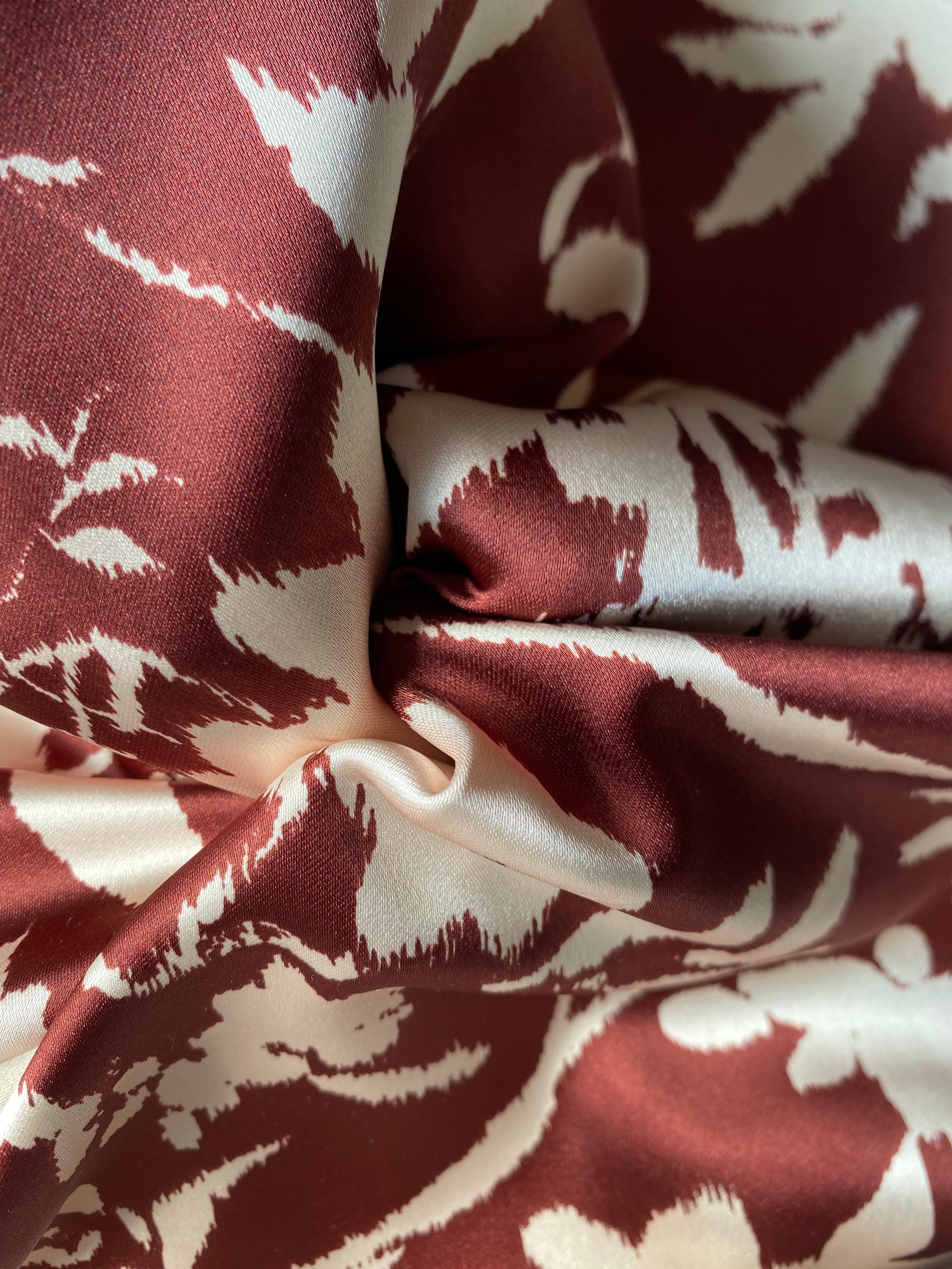 147VP. Satin with floral pattern. 140g/m2.