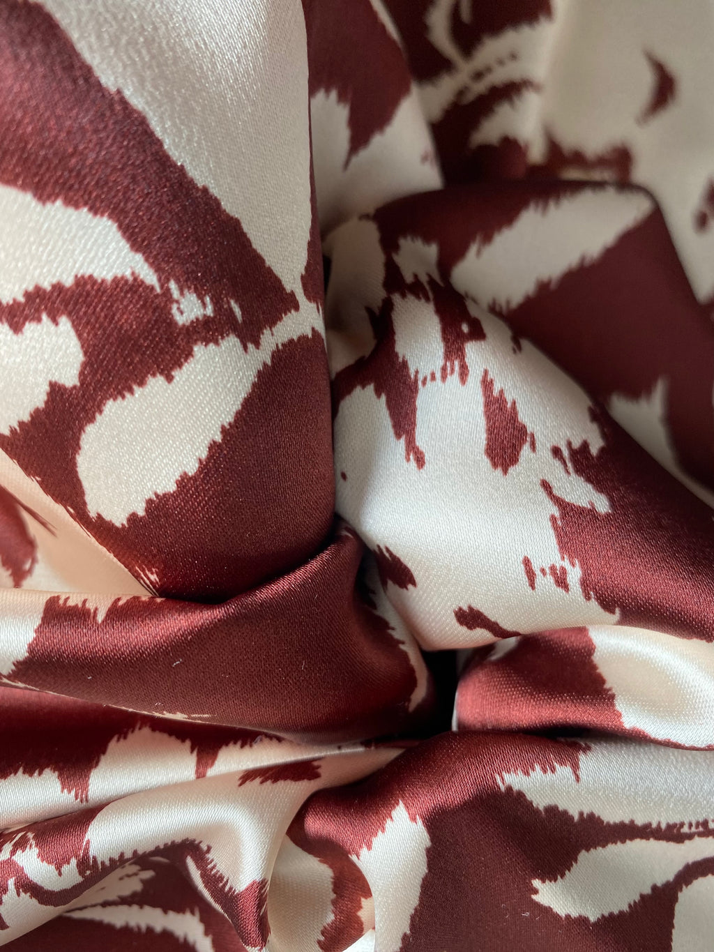 147VP. Satin with floral pattern. 140g/m2.