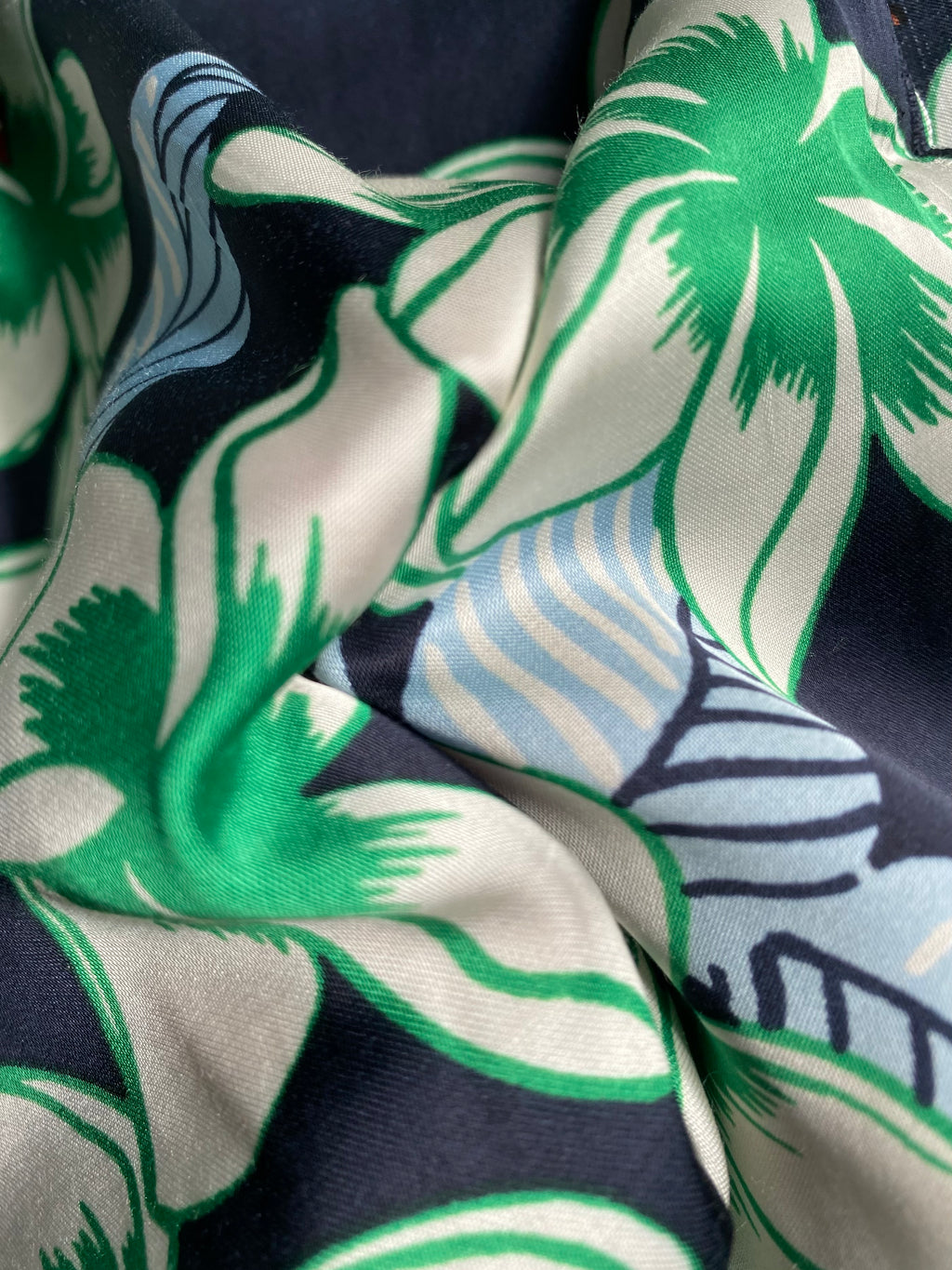 182V. Viscose satin. 105g/m2.